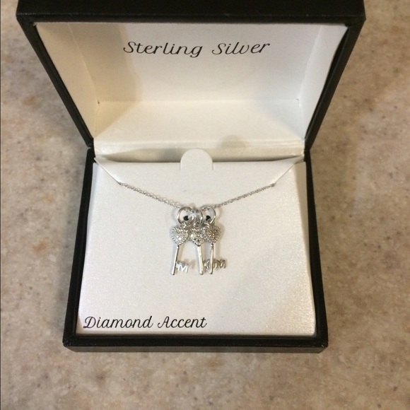 Jewelry - Beautiful MOM necklace, great for Mother's Day NWT