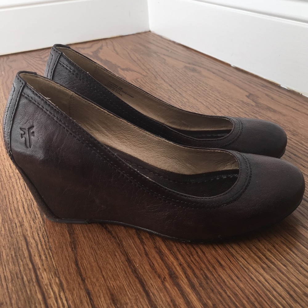 Frye Carson Wedge Pump
