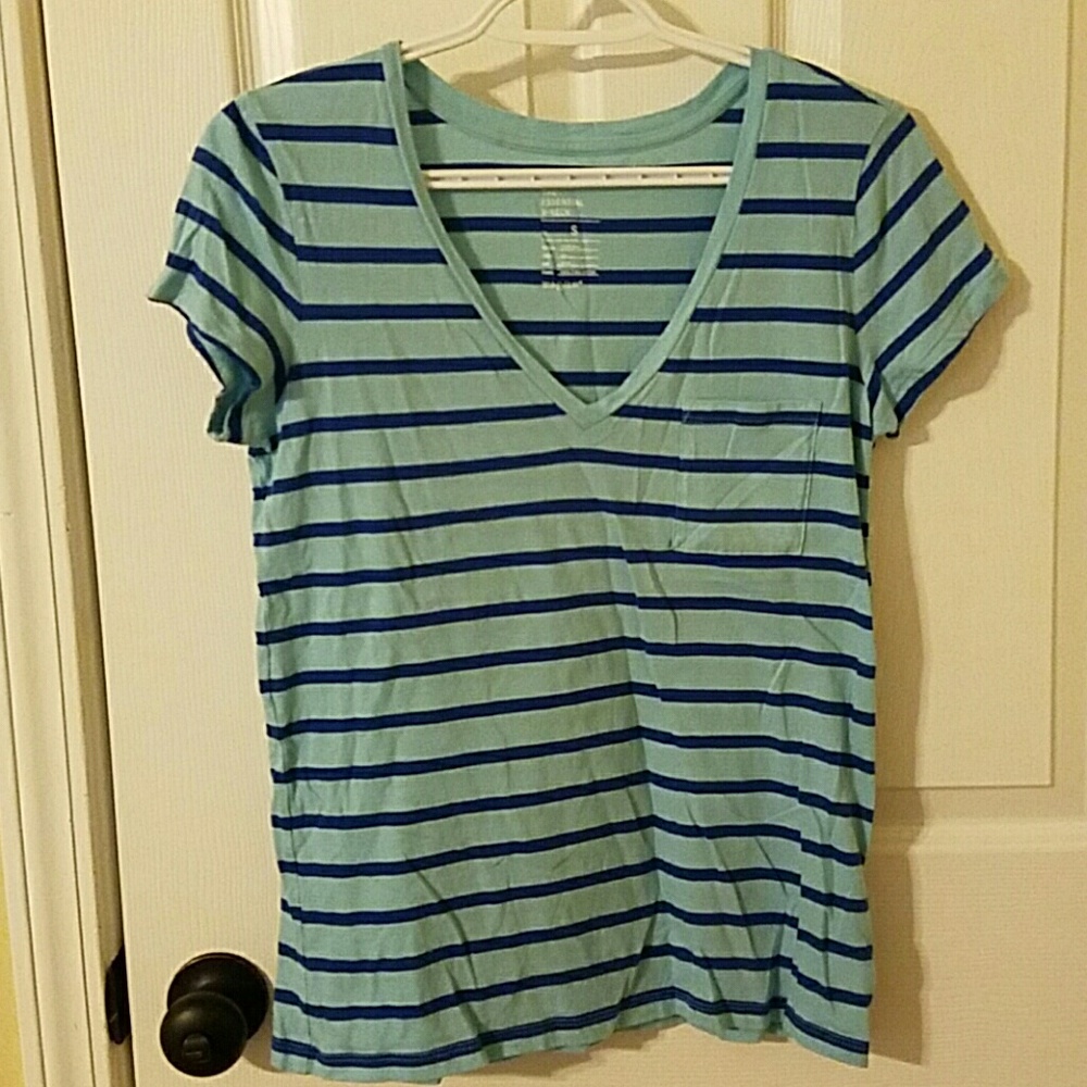 GAP v-neck tee