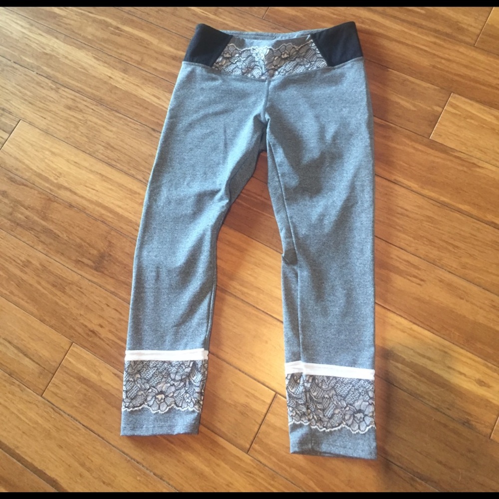 Capri leggings with lace detail