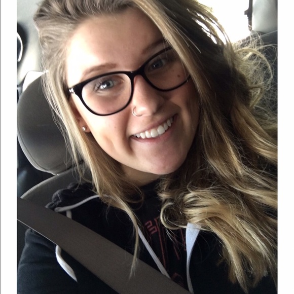 Meet your Posher, Allyson - Picture 1 of 5