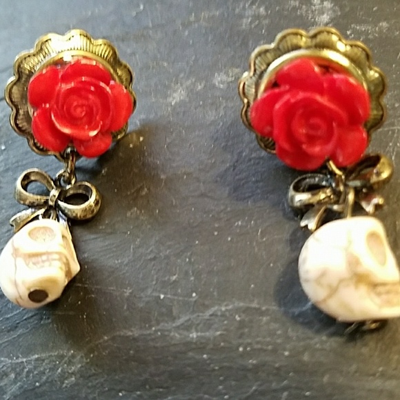 Jewelry - Rockabilly red rose & skull earrings gold tone bow