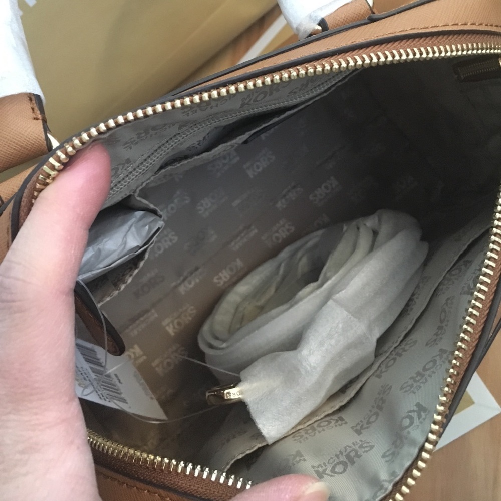 🌟👜MK Saffiano satchel🌟acorn color - Picture 2 of 4