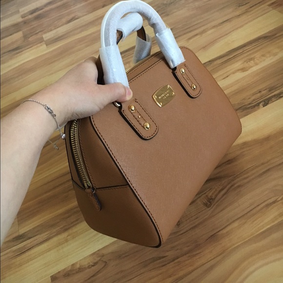 🌟👜MK Saffiano satchel🌟acorn color - Picture 3 of 4