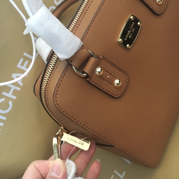 🌟👜MK Saffiano satchel🌟acorn color - Picture 4 of 4