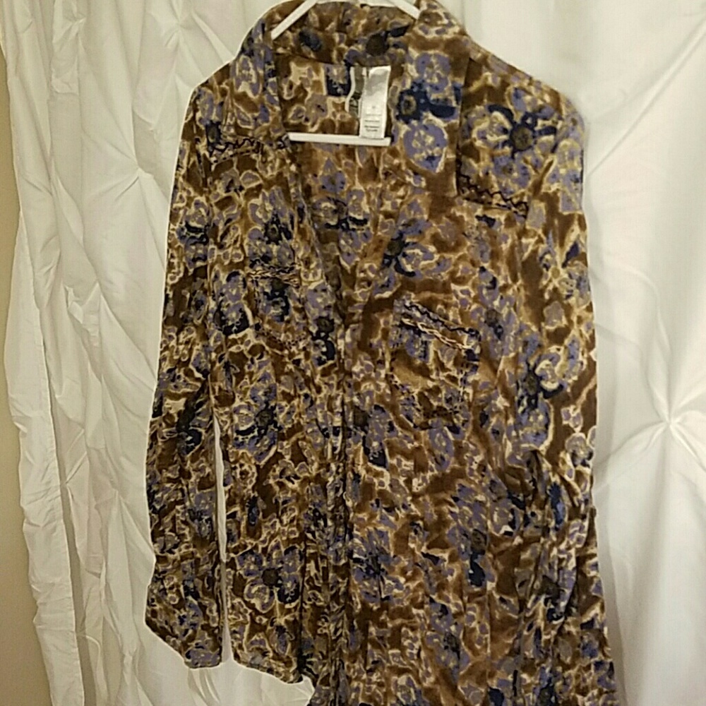 Cute LS BKE floral top size Med