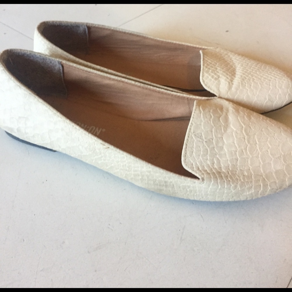 Flat shoes