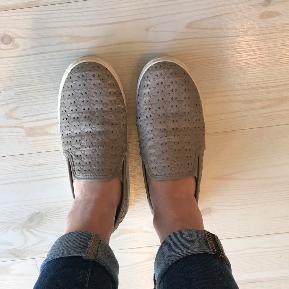 SALE ⭐️⭐️⭐️Steve Madden Slip Ons - Tan - Size 7.5