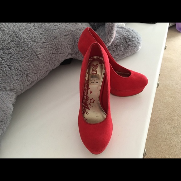 Red Pumps - Picture 3 of 3
