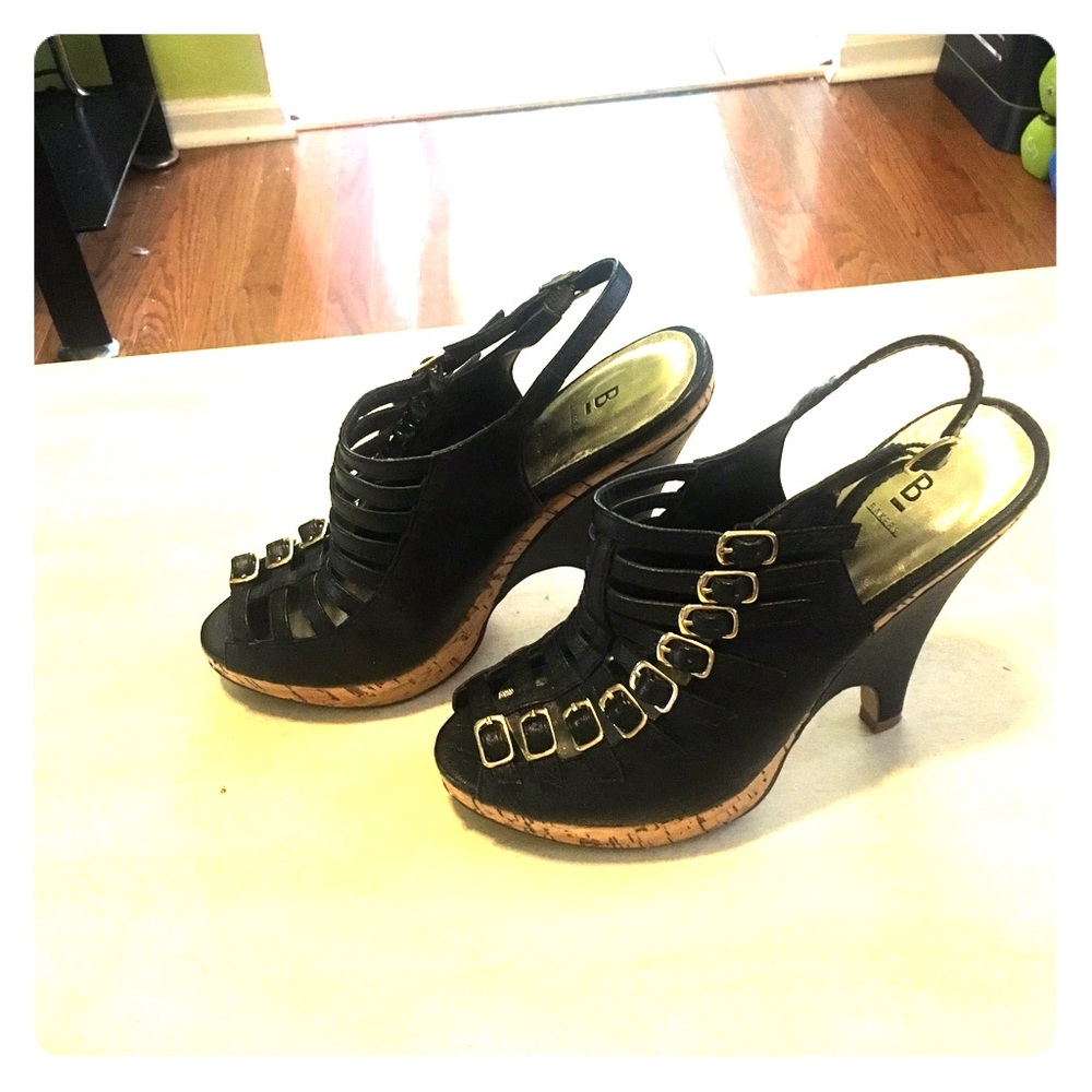 Women's heels• Size 7 • black with gold •