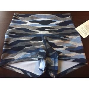 Lululemon camo boogie roll Down shorts. Size 6.
