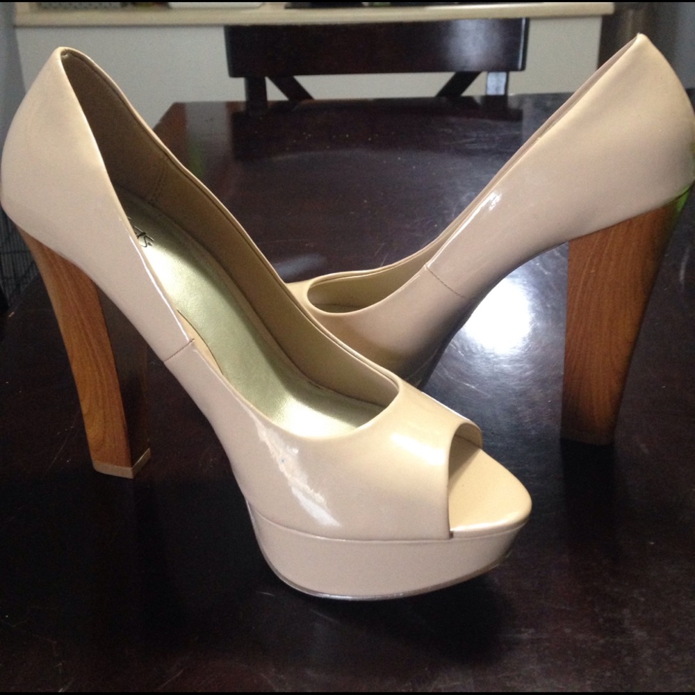 *Never Worn* City Streets Nude Peep Toed Platforms