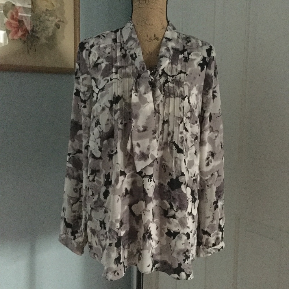 🎉SALE!!🎉 Isaac Mizrahi floral necktie blouse