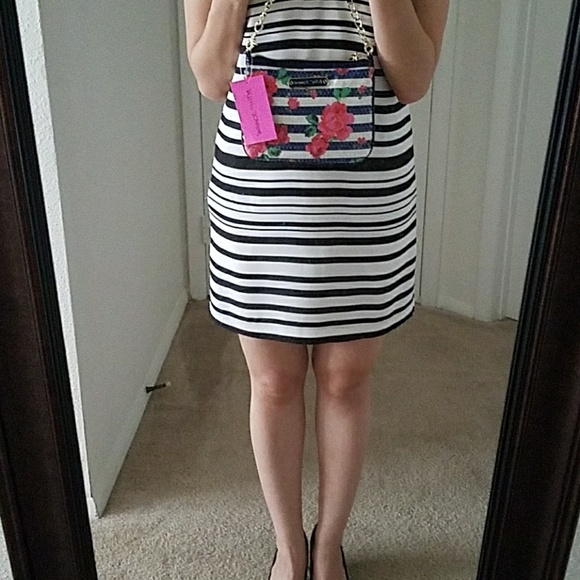 Betsey Johnson Rosie Garden Wristlet - Picture 4 of 4