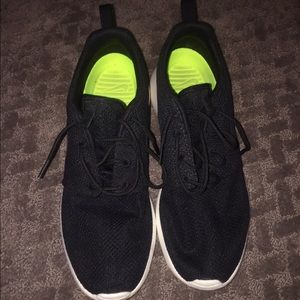 MENS NIKE ROSHE SIZE 9.5