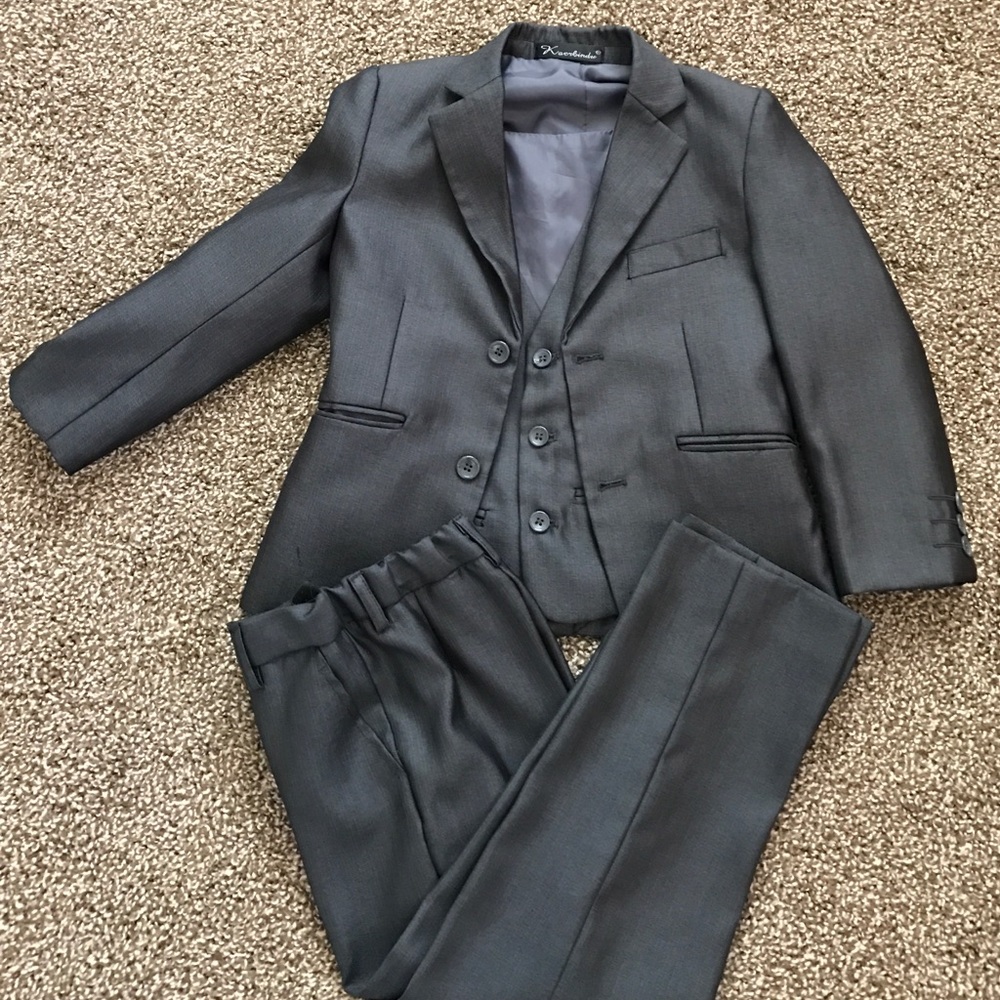 Special occasion boys suit charcoal size 5-6  SOLD