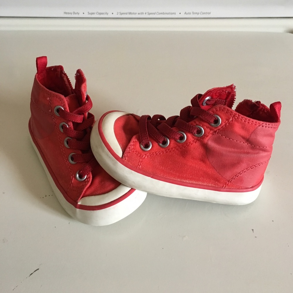 GAP sneakers size 5