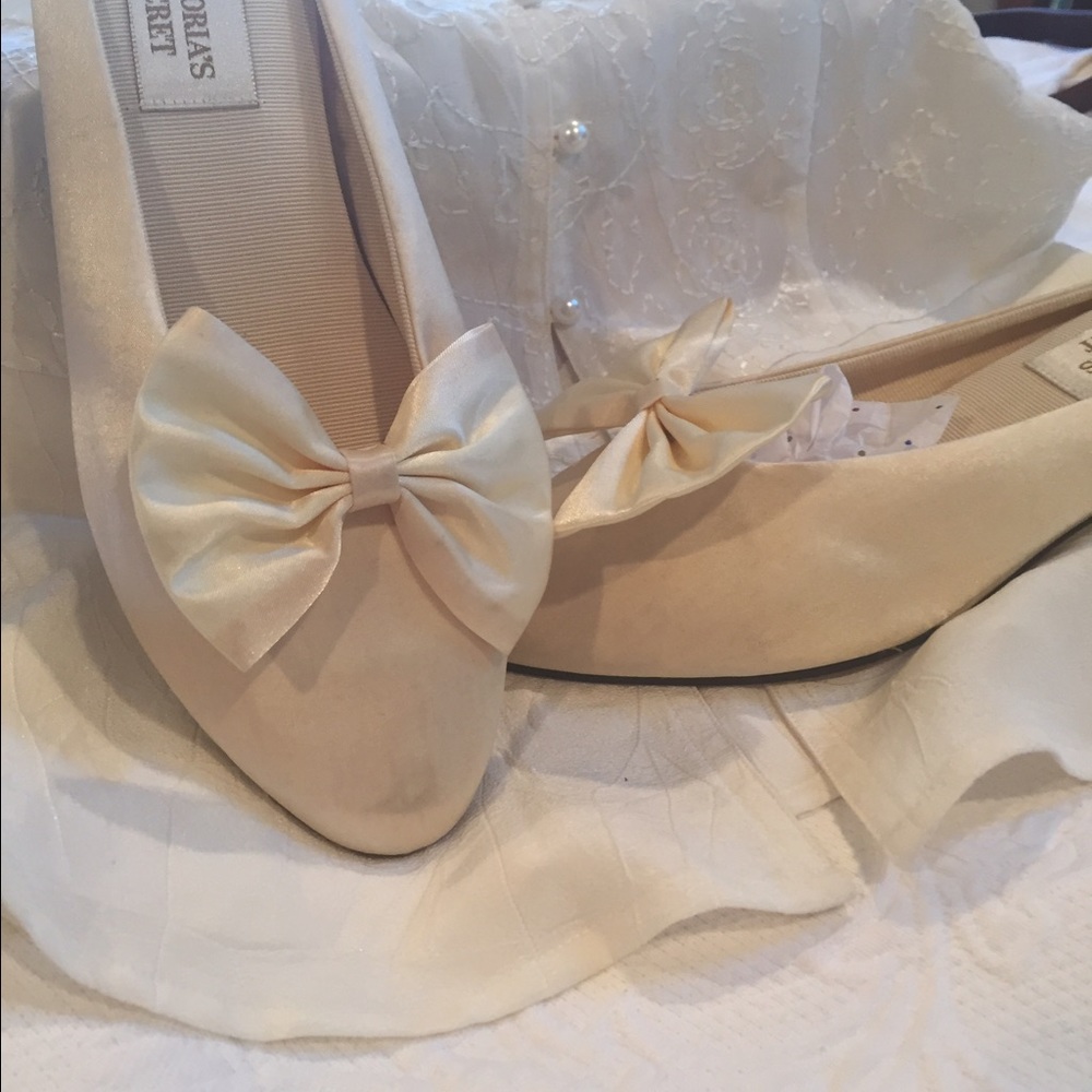 Vintage Victoria Secret satin slippers 9/10