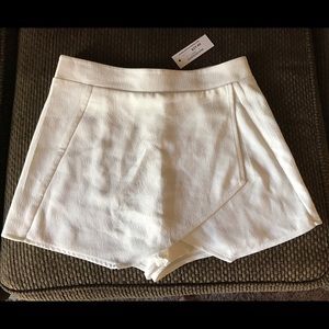 ❤White skort with criss-cross front❤