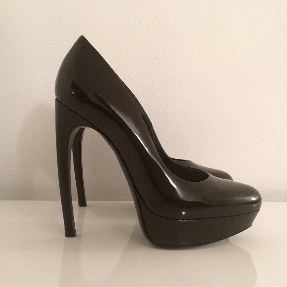 *Brand New* Alexander McQueen Black Armadillo pump