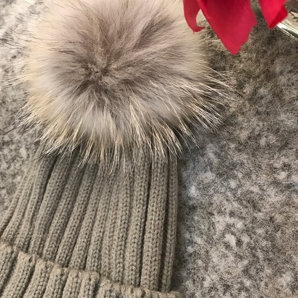Beanie w/ Fur Pom