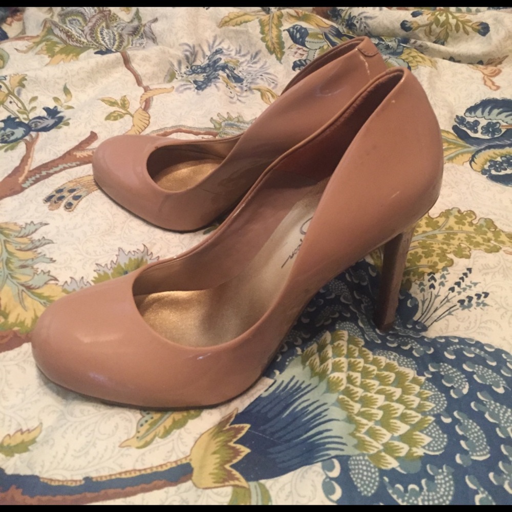 Beautiful Jessica Simpson nude patten heels!