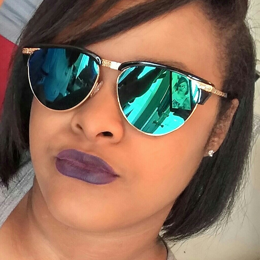 Green mirror sunglasses with gold details! - Picture 3 of 3