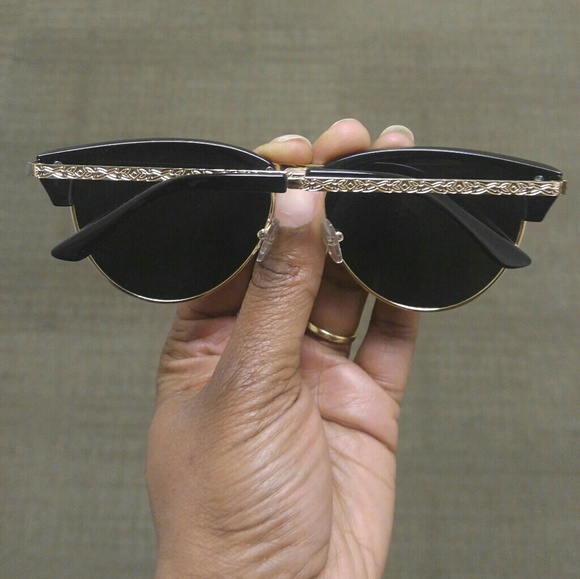 Green mirror sunglasses with gold details! - Picture 2 of 3