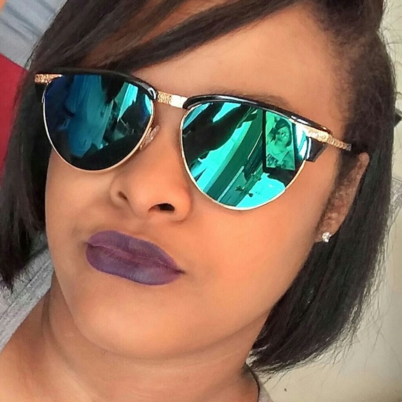 Green mirror sunglasses with gold details! - Picture 3 of 3