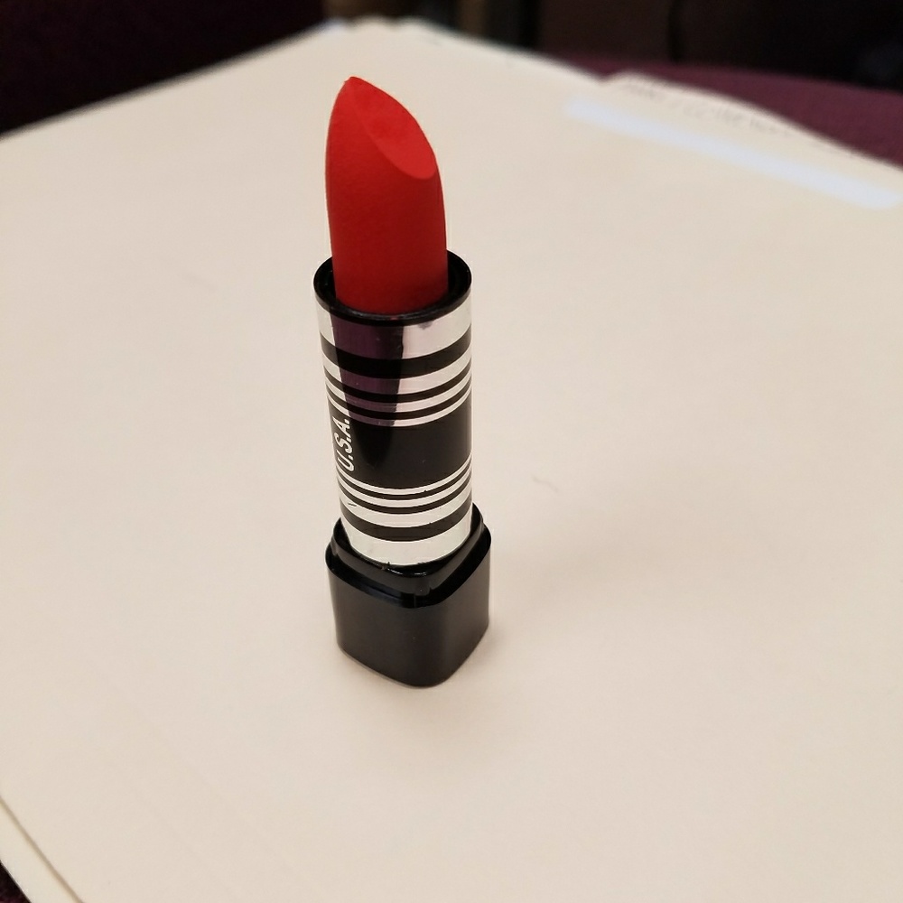 New 4 Tubes Lipstick with Vitamin E - Picture 4 of 8