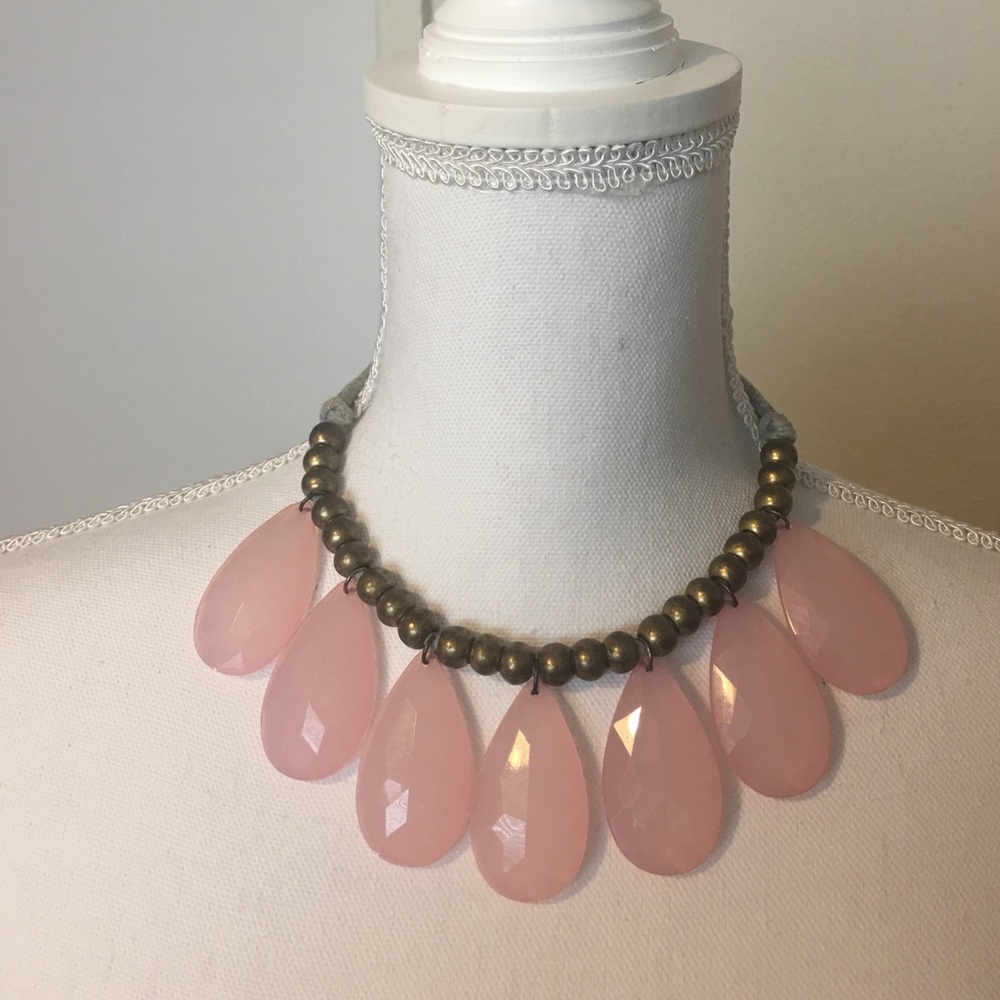 Pink teardrop designed necklace