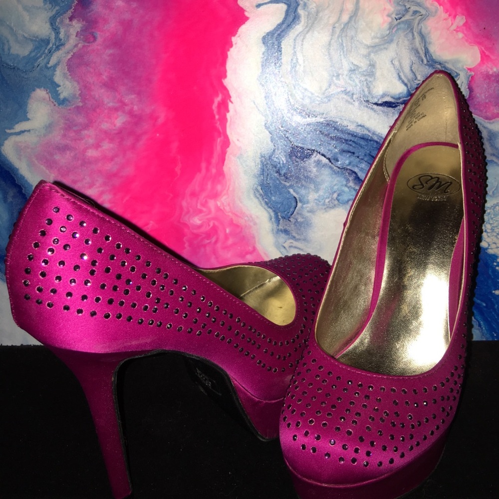 Fuchsia/magenta pumps 👠with embellishments