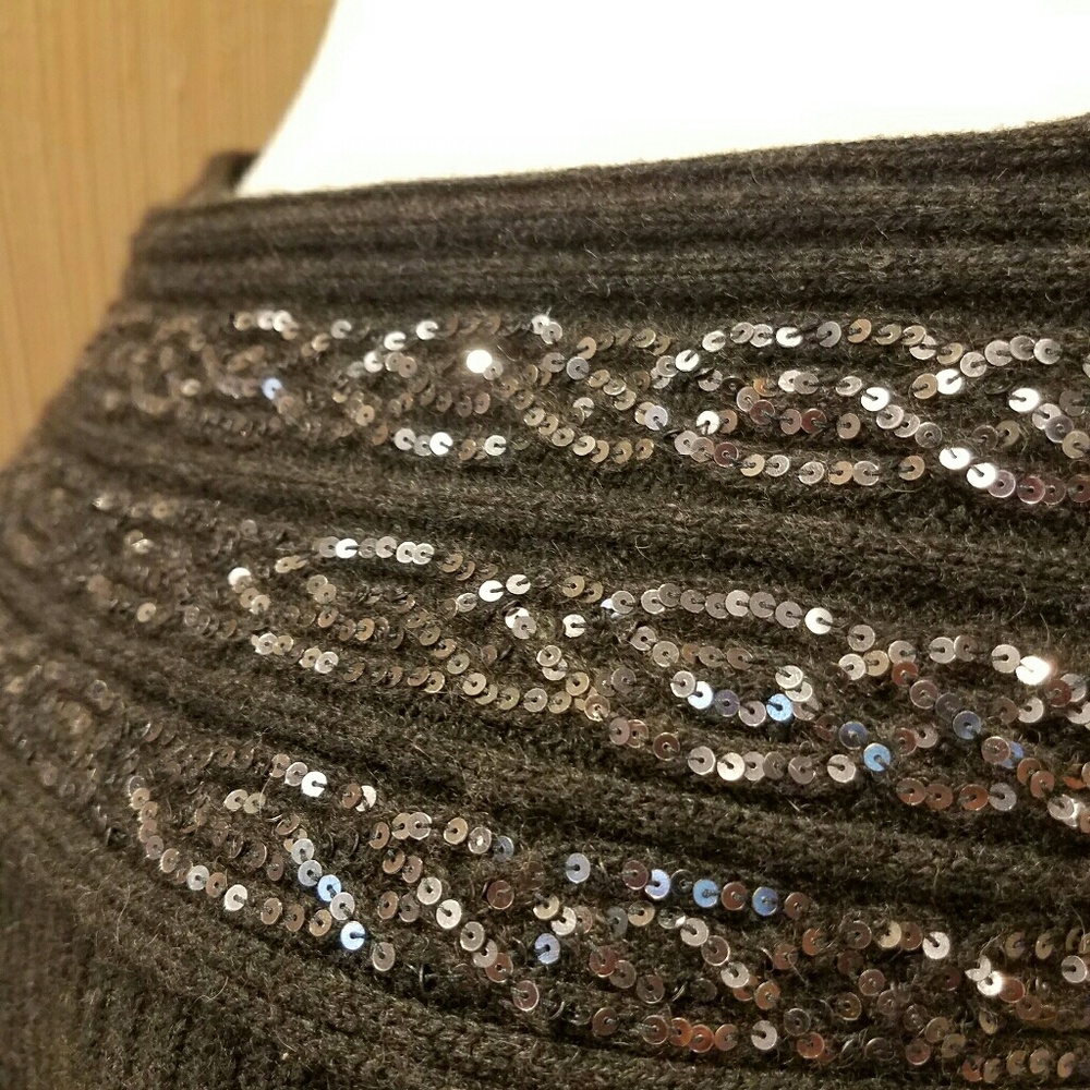 Nwot Flattering Sequence Sweater - image 3