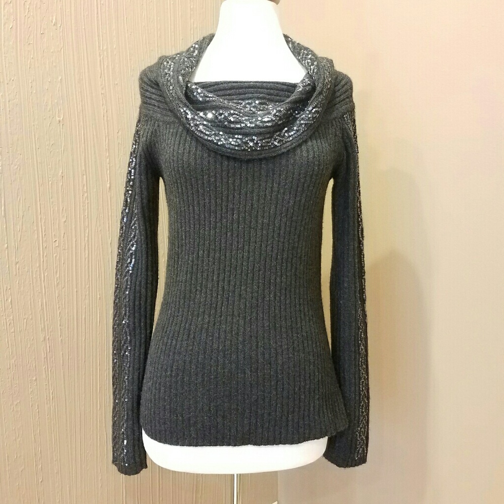 Nwot Flattering Sequence Sweater - image 5