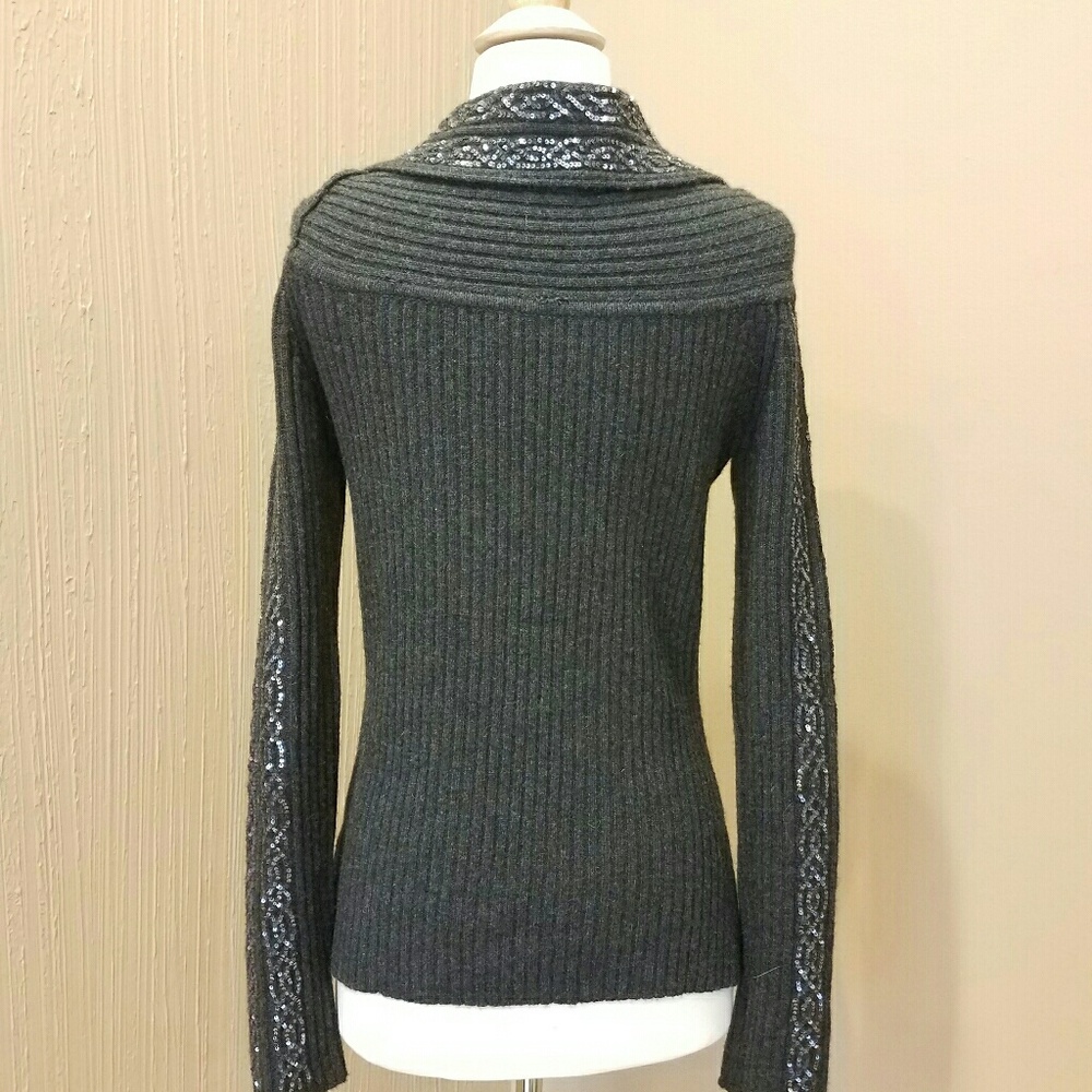 Nwot Flattering Sequence Sweater - image 6