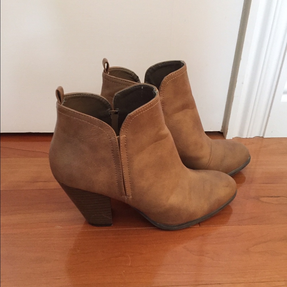 SOLD* TAN ANKLE BOOTIES 7.5