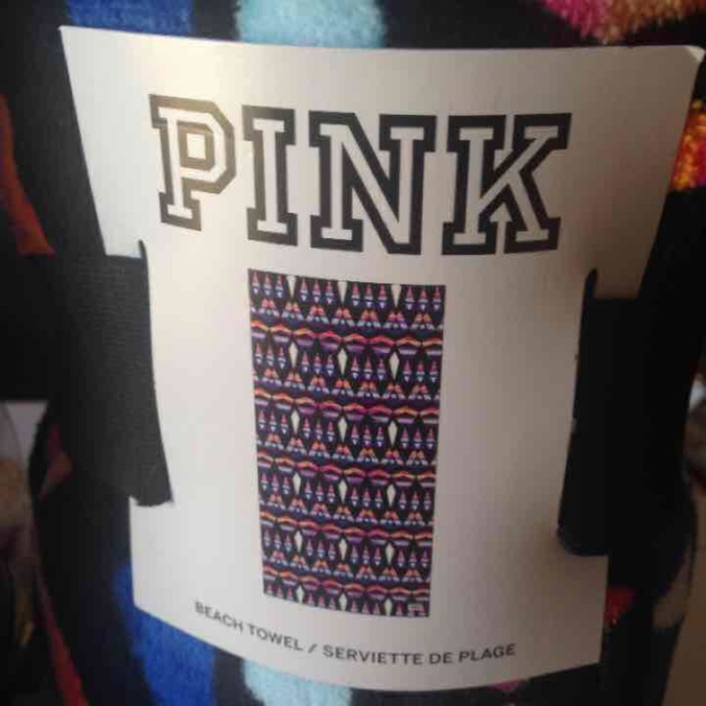 Vs pink geometric print towel - Picture 2 of 2