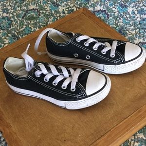 **Flash Sale**EUC boys Converse chucks size 11