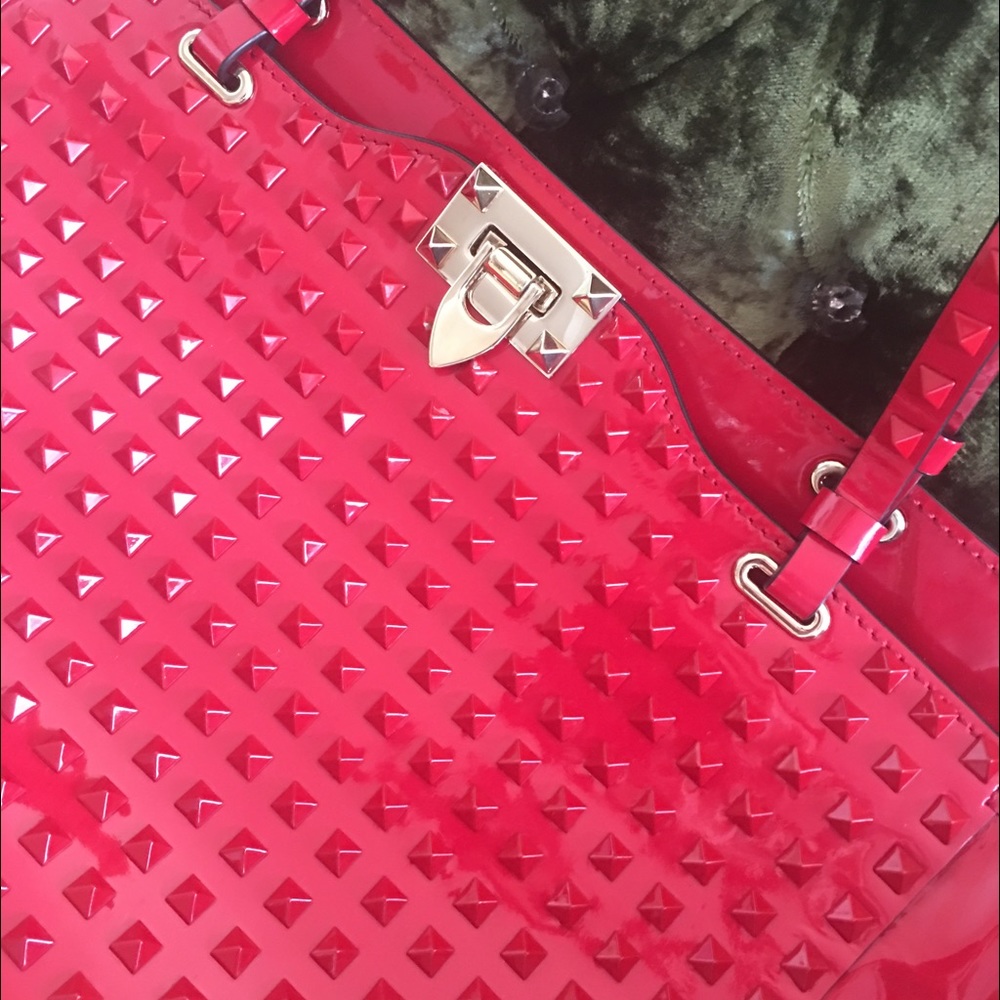 ๐ฏ Authentic Valentino Rockstud Rouge Patent Tote - Picture 3 of 8