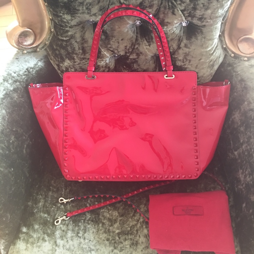 ๐ฏ Authentic Valentino Rockstud Rouge Patent Tote - Picture 5 of 8