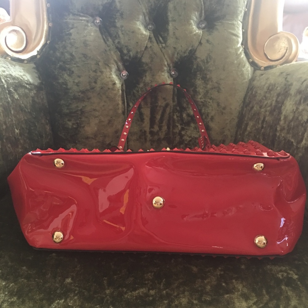 ๐ฏ Authentic Valentino Rockstud Rouge Patent Tote - Picture 8 of 8