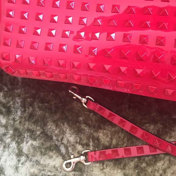 💯 Authentic Valentino Rockstud Rouge Patent Tote - Picture 4 of 8
