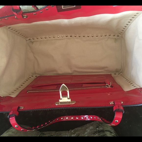 💯 Authentic Valentino Rockstud Rouge Patent Tote - Picture 7 of 8