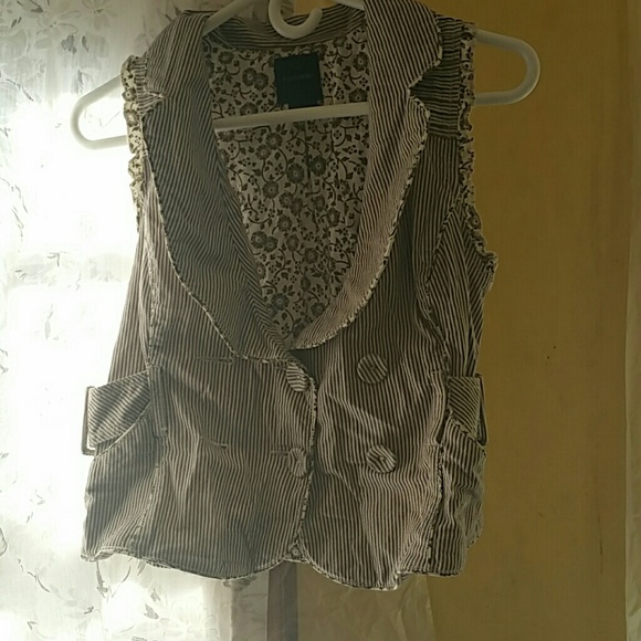 Cute vest - Picture 1 of 3