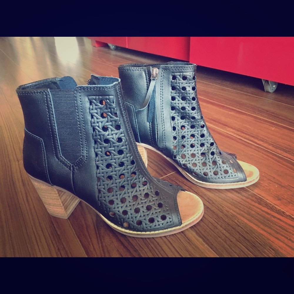 Toms Majorca peeptoe booties