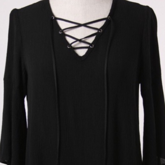 🌺HOST PICK 5/9🌺CHIC, LACE UP TOP - Picture 3 of 3