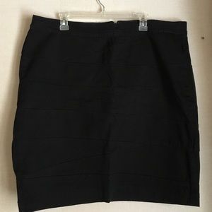 Black pencil skirt. ✏️ Knee length.