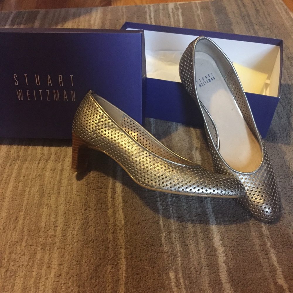 [SOLD] AUTH. Stuart Weitzman Silver Heels