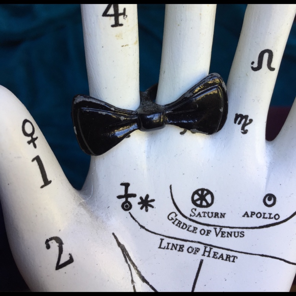 UO double finger black bow ring