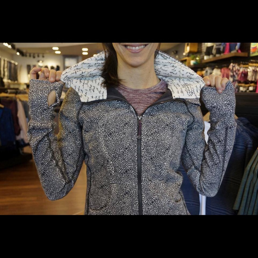 EUC lululemon scuba hoodie w/ manifesto 10